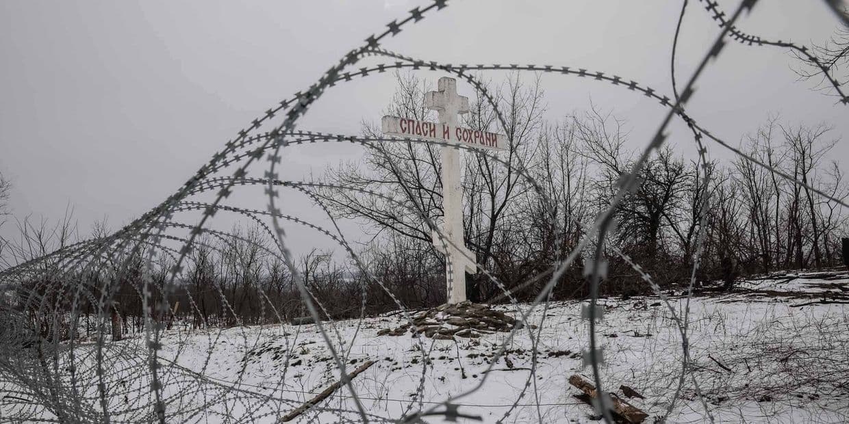 Хрест по дорозі на Костянтинівку, січень 2026 року. Фото: 24 ОМБр 