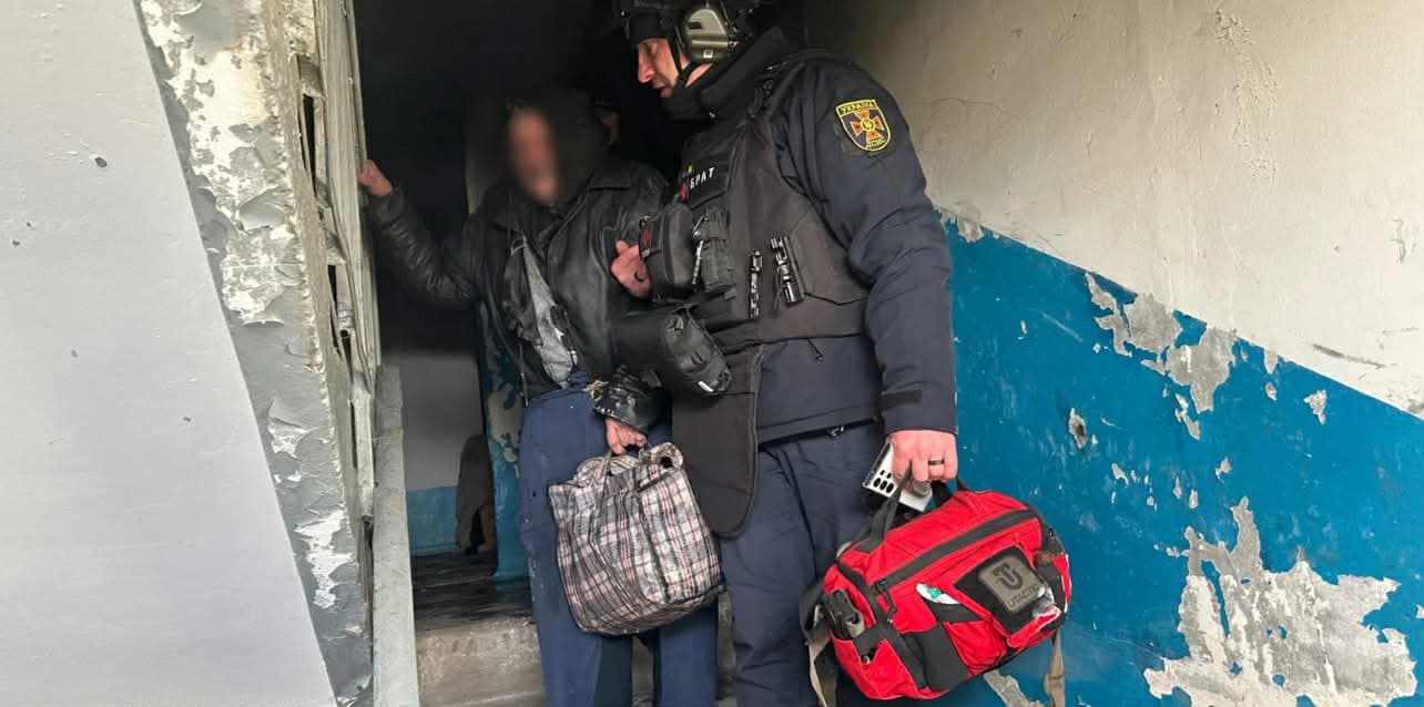 В Дружковке пожарные спасли женщину из горящей квартиры (фото)