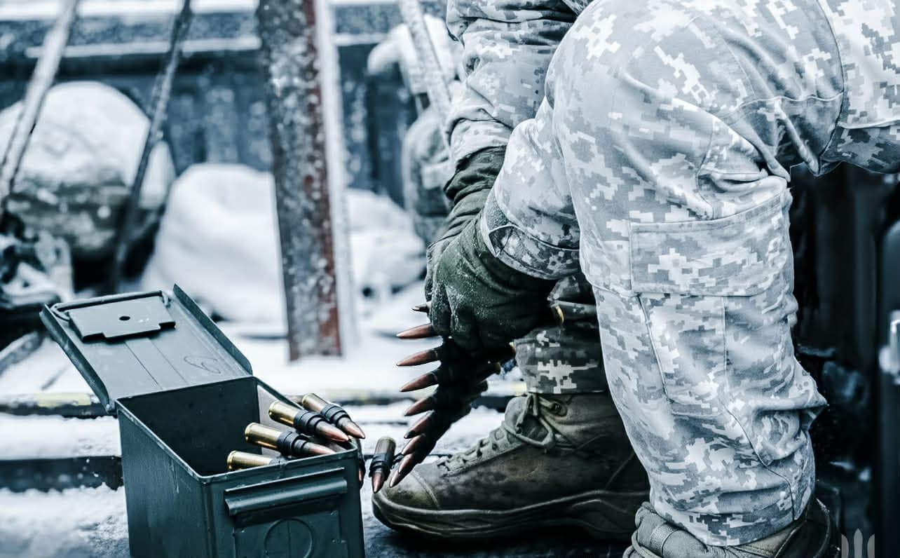 <em>Фото: 1027 ЗРАП. Український військовий з кулями</em>