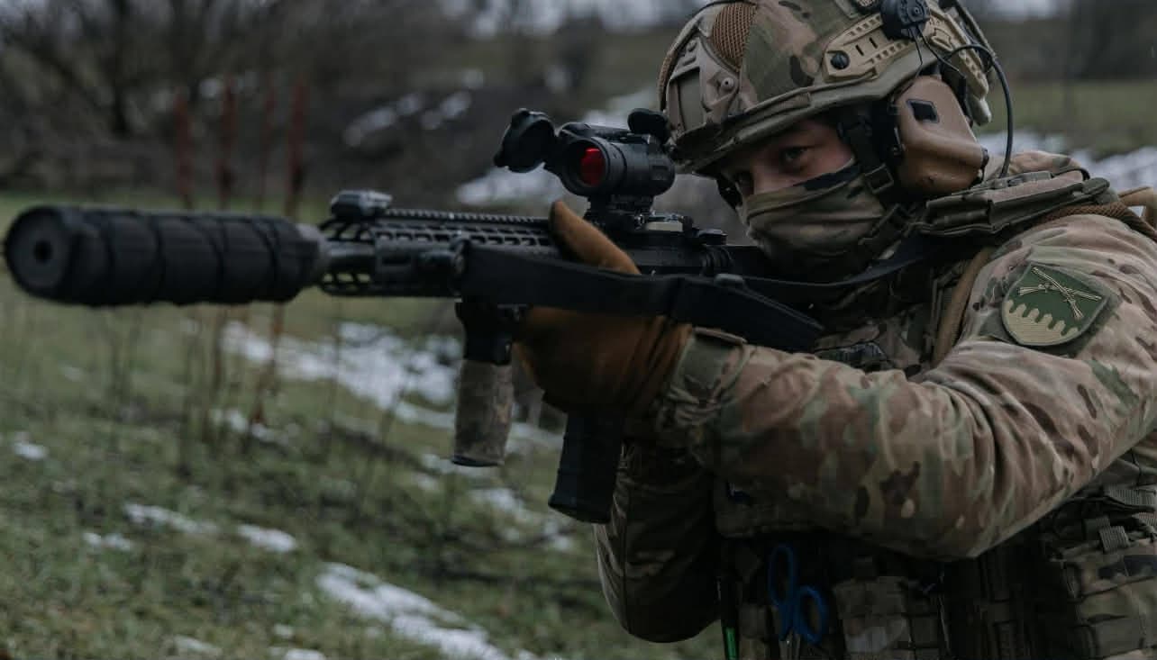 <em>Фото: 92 ОШБр. Украинский военный с оружием.</em>