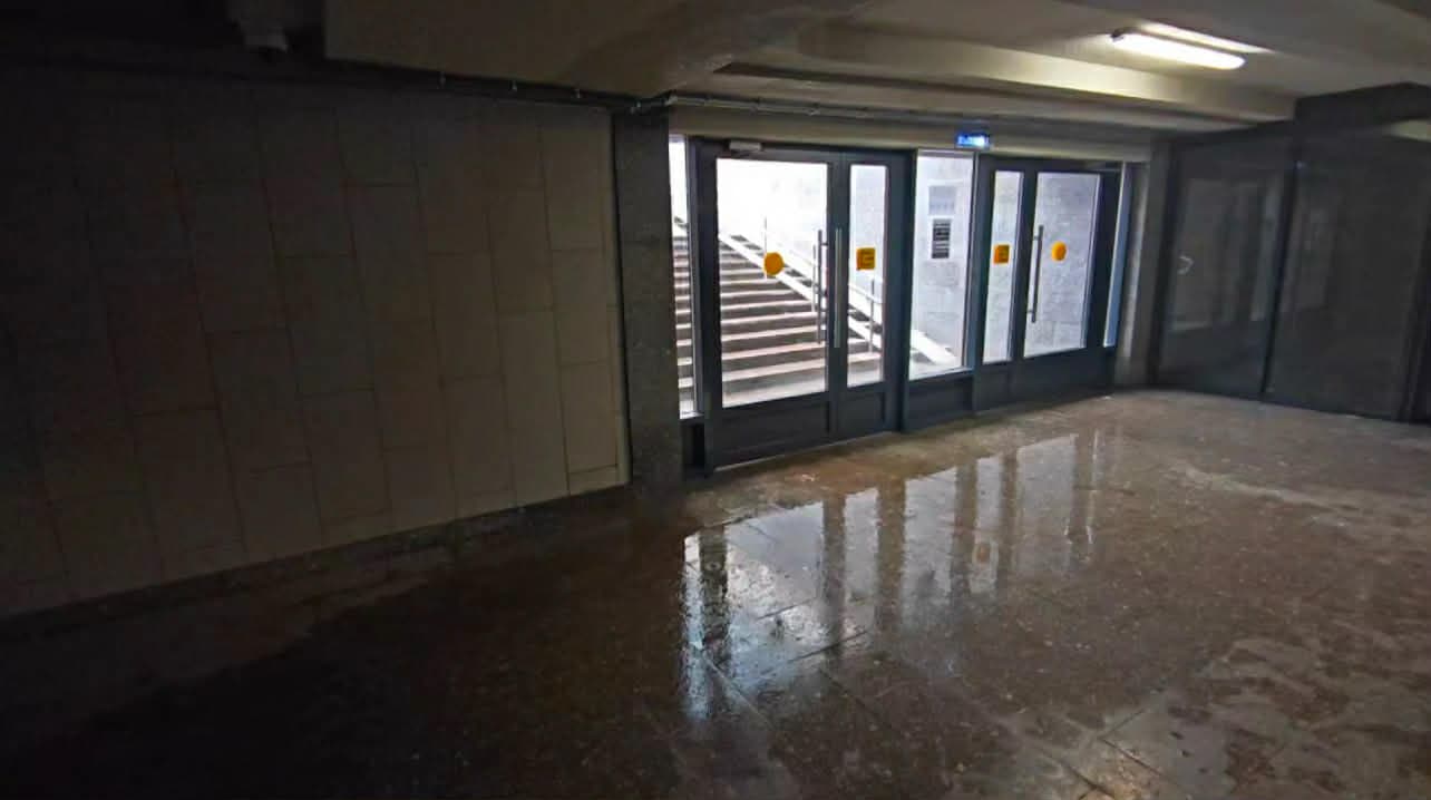 <em>В окупованому Маріуполі "відновлений" окупантами пішохідний перехід протікає. Скрін з відео. </em>