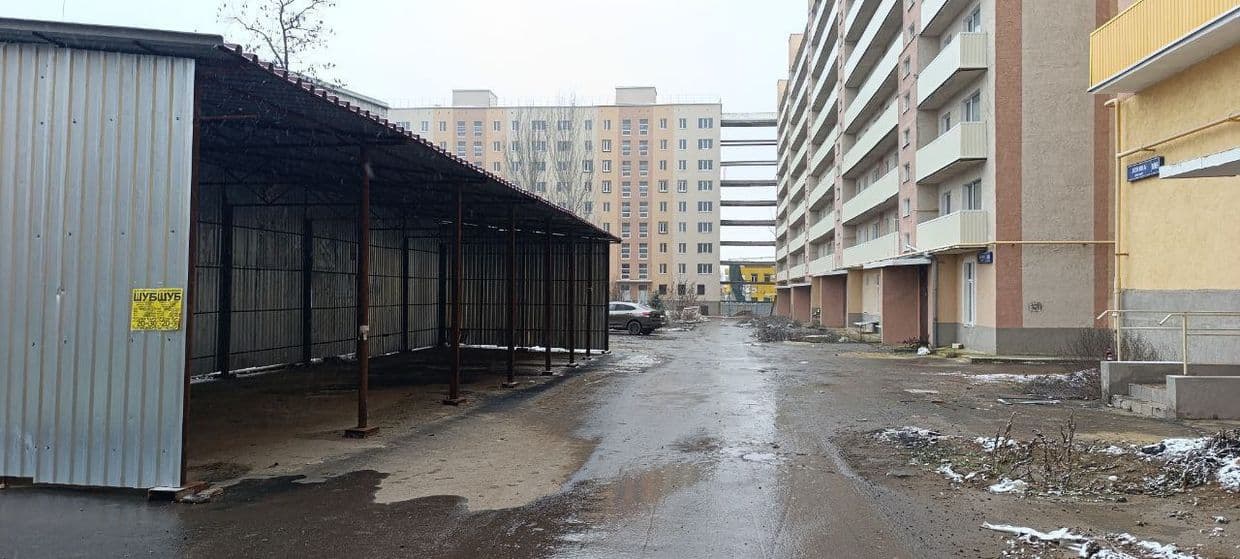 <em>Маріупольці розвінчують міфи про "відновлення" будинків в окупованому Маріуполі. </em>