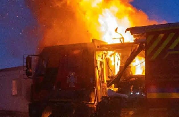 Росіяни навмисно завдали удар по машині рятувальників ДСНС в Олексієвово-Дужківці та полюють дронами на евакуаційні екіпажі