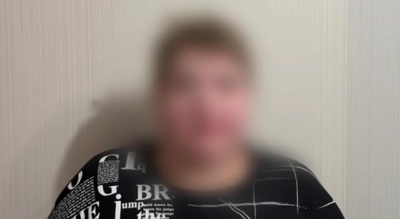 <em>В окупованому Маріуполі жінку звинуватили у "тероризмі" за скарги на якість інтернету. Скрін з відео окупантів. </em>