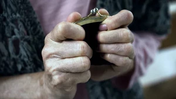 Літня жінка тримає пустий гаманець. Фото: depositphotos.com