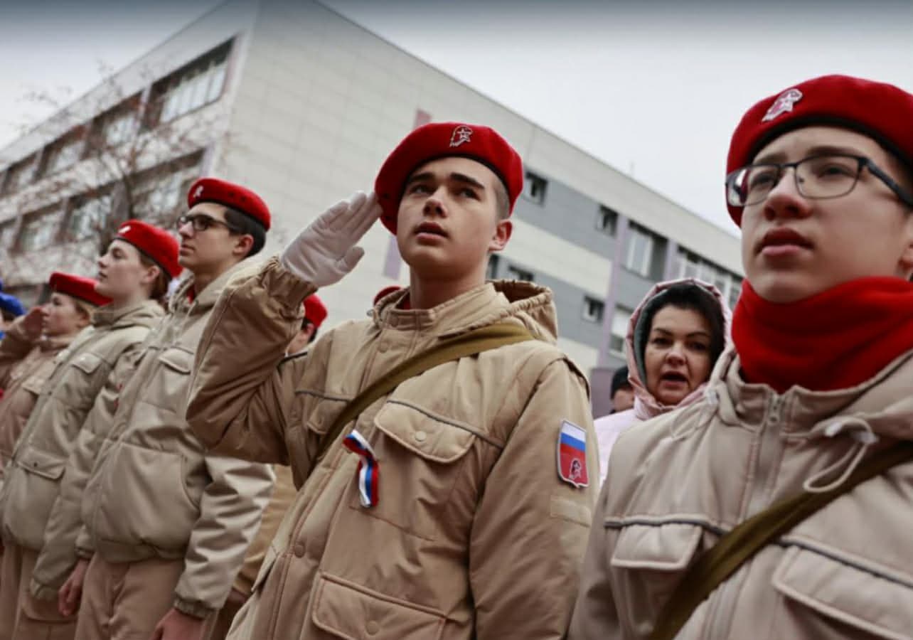 <em>Окупаційна "адміністрація" так званої "днр" заявила про намір відкрити 14 мілітаризованих "будинків юнармії". Фото: Центру протидії дезінформації</em>