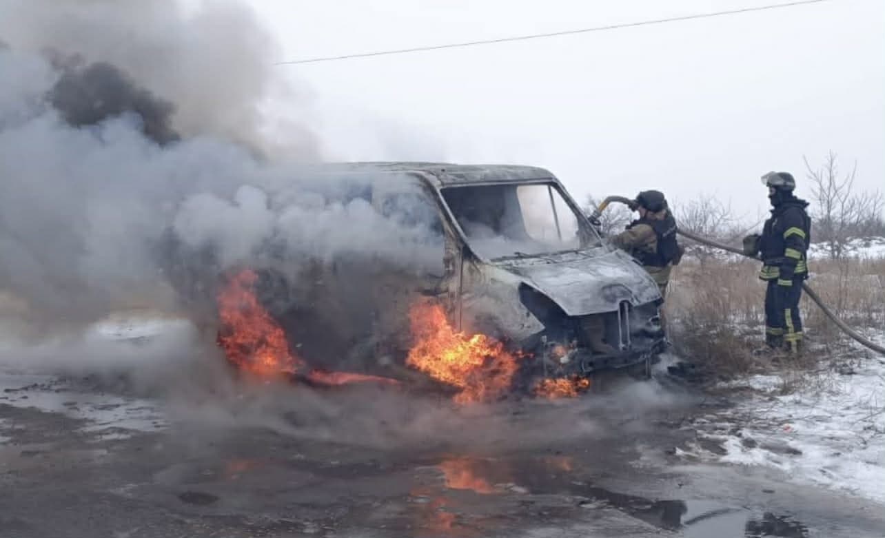 У Слов’янську внаслідок ворожого обстрілу загорівся автомобіль