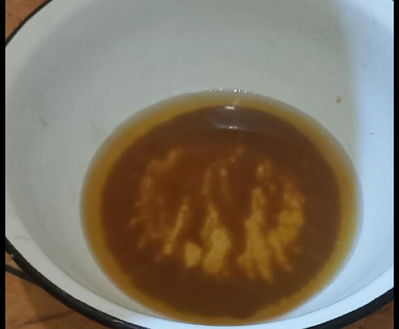 Нафта чи коктейль "блакитна лагуна": жителі окупованого Маріуполя обговорюють погану якість води