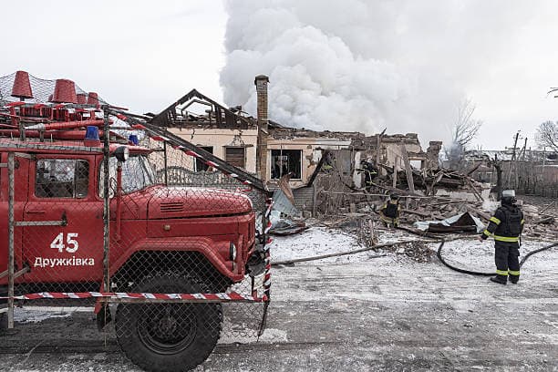 Рятувальники Дружківки ліквідовують наслідки російського удару, 20 січня 2026 року. Фото: Diego Herrera Carcedo / Anadolu via Getty Images