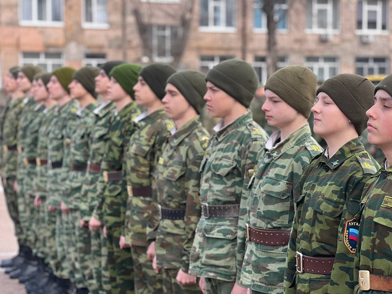 Учні з так званого "Луганського козацького кадетського корпуса". Фото з відкритих джерел