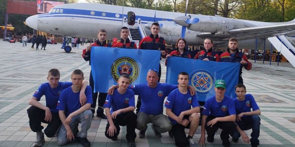 Добровольці Луганського регіонального відділення Всеросійського студентського корпусу рятувальників і спортсмени-парашутисти Федерації парашутного спорту так званої "лнр", травень 2025 року. Фото з відкритих джерел