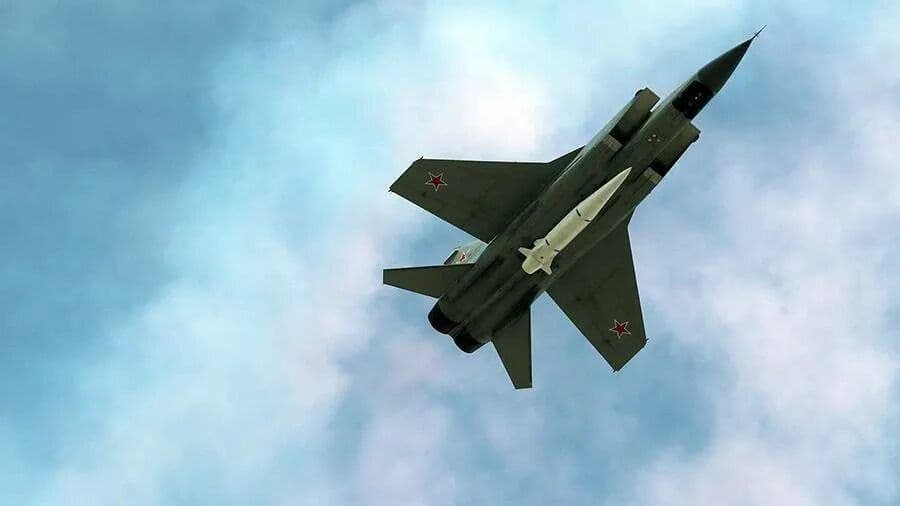 Российский самолет МиГ-31К с гиперзвуковой аэробаллистической ракетой Х-47М2 "Кинжал". Фото из открытых источников