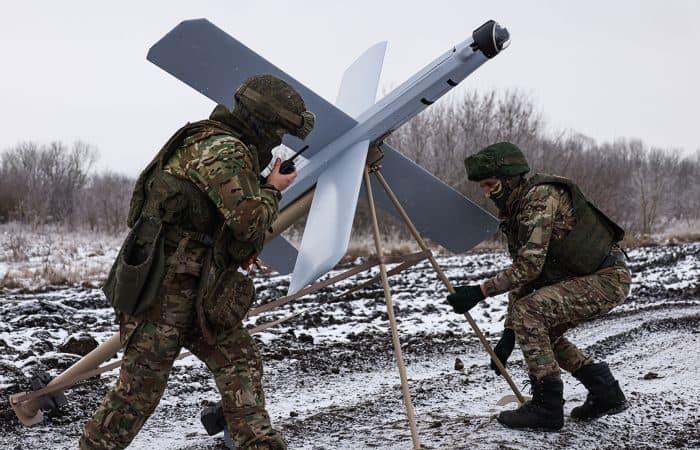 Бійці російської окупаційної армії з БпЛА. Фото з відкритих джерел