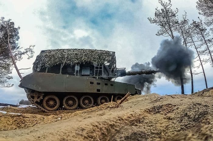 Стріляє російська САУ "Мста-С". Фото з відкритих джерел