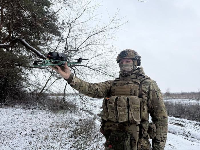 Боєць російської окупаційної армії з дроном. Фото з відкритих джерел