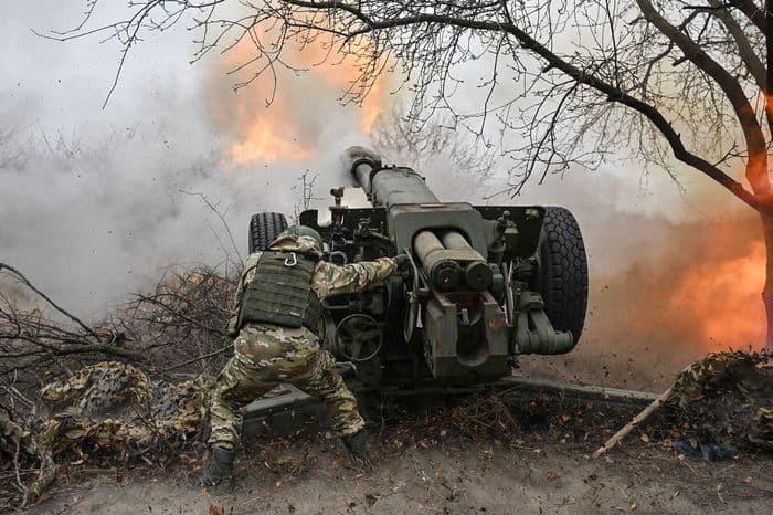Постріл гармати російської окупаційної армії. Фото з відкритих джерел