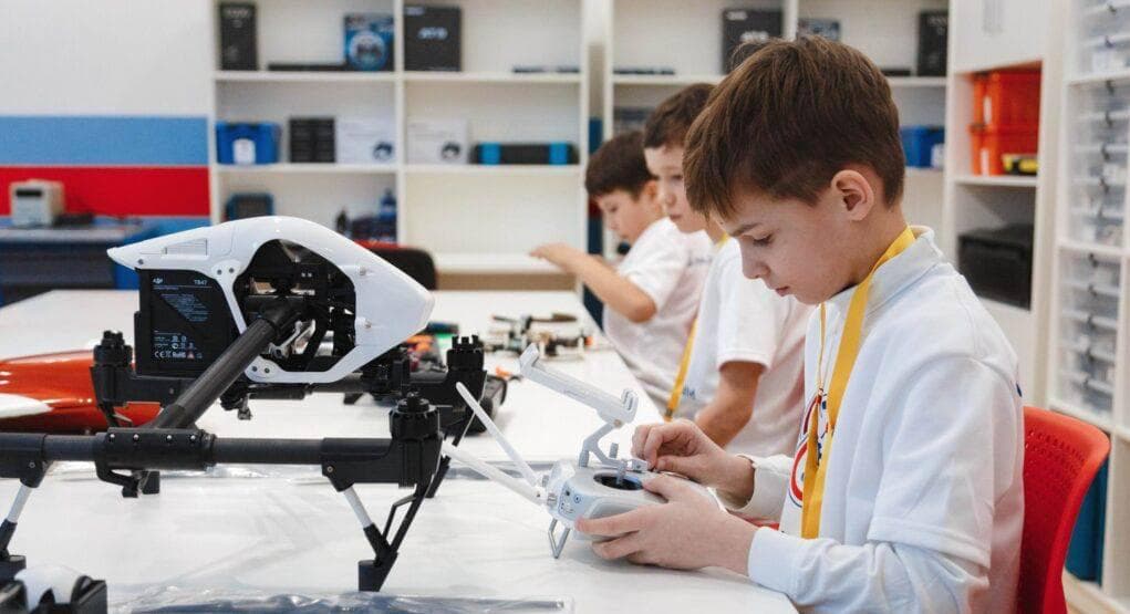 Діти у "дроновій майстерні". Фото: Жовта Стрічка