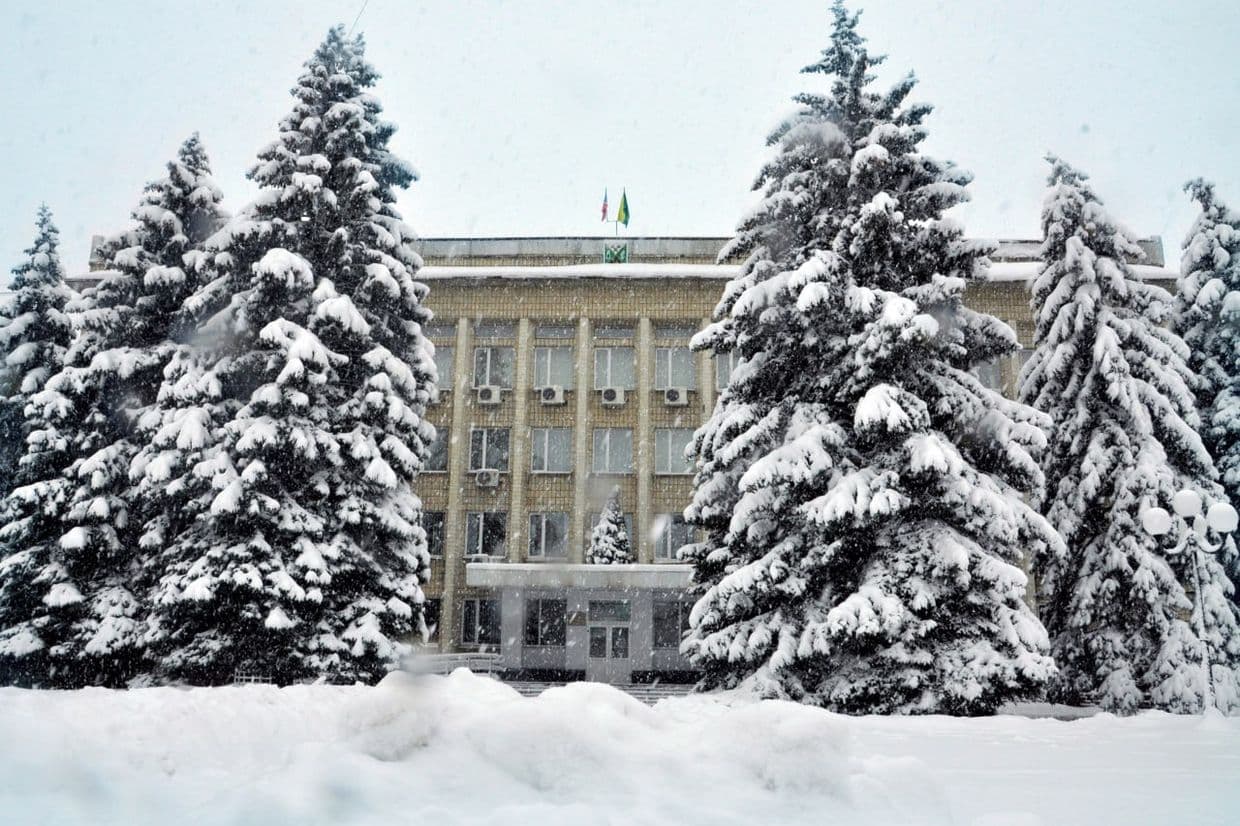 Адміністрація в окупованому Довжанську. Фото з відкритих джерел