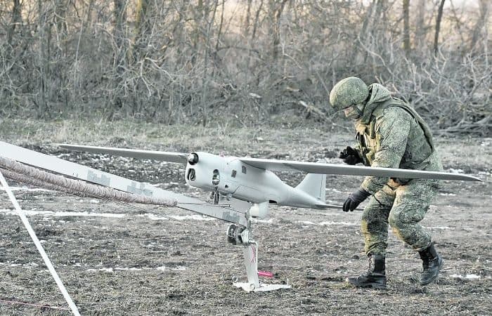 Боец российской оккупационной армии запускает БПЛА. Фото из открытых источников