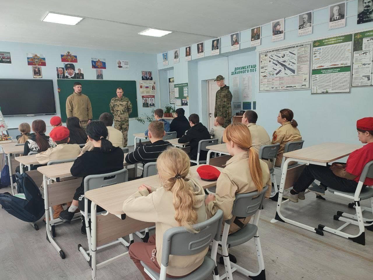 Военная пропаганда на оккупированной рф части Донетчины. Фото: Желтая Лента