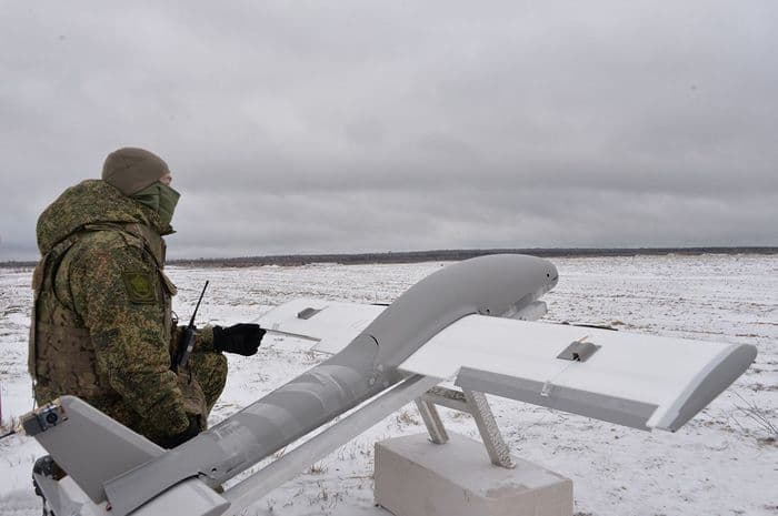 Боєць російської окупаційної армії з дроном. Фото з відкритих джерел