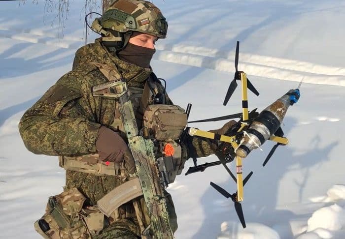 Боєць російської окупаційної армії з дроном. Фото з відкритих джерел
