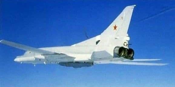 Російський стратегічний літак-ракетоносець Ту-22М2 із ракетою Х-22 під фюзеляжем. Фото з відкритих джерел