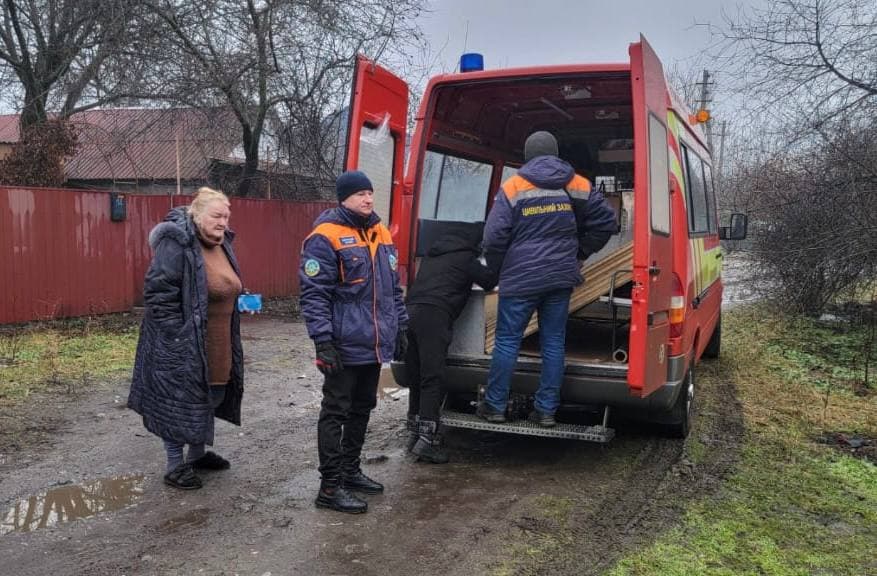 Краматорцям видають матеріали для швидкого ремонту після російських обстрілів (фото)