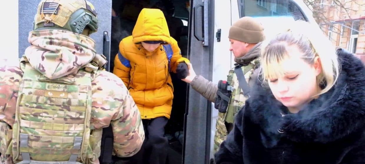 Щоб евакуювати 9 жителів Дружківки, поліцянти застосували РЕБ і змінили маршрут, бо на них чатував дрон-"ждун" (фото, відео)