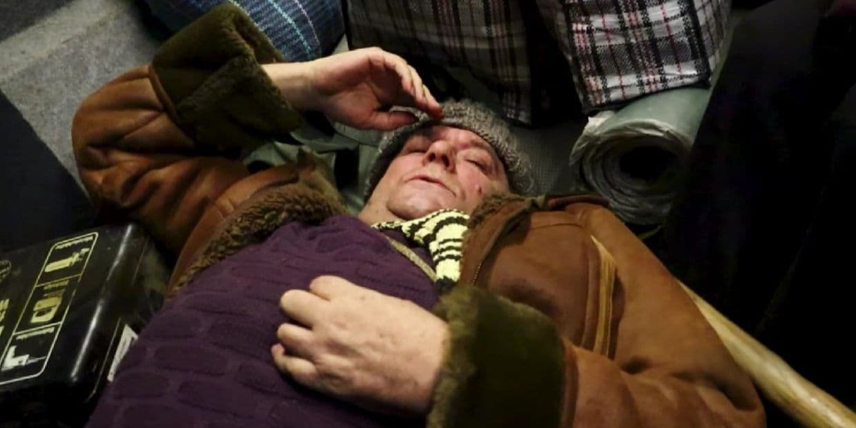 "Білі янголи" вивезли з Дружківки ще 3 маломобільних людей, зокрема чоловіка після інсульту (фото, відео)