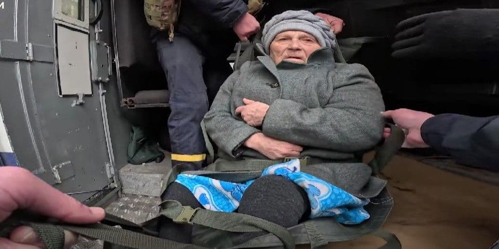 Ребенка, маломобильного человека и еще 5 взрослых эвакуировали спасатели Донетчины (видео)