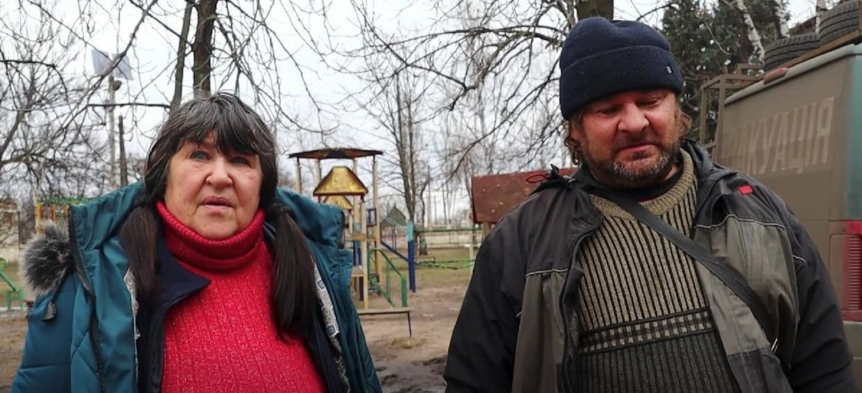 З понівеченої росіянами Дружківки евакуювали подружжя та їхнього чотирилапого улюбленця (відео)