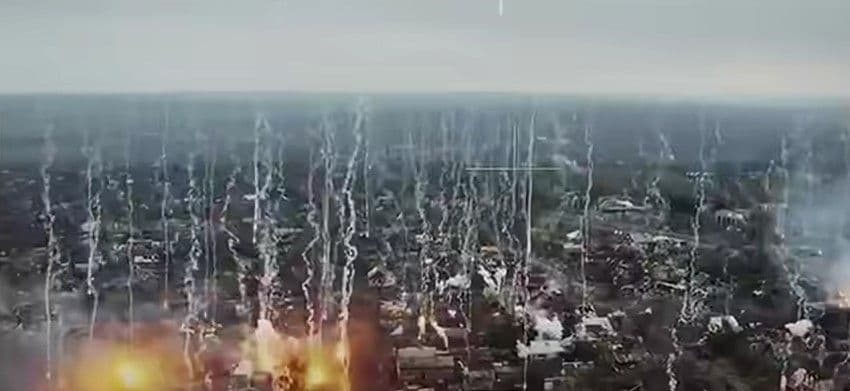 Луганские пограничники показали, как россияне засыпали фосфорными боеприпасами Константиновку (видео)
