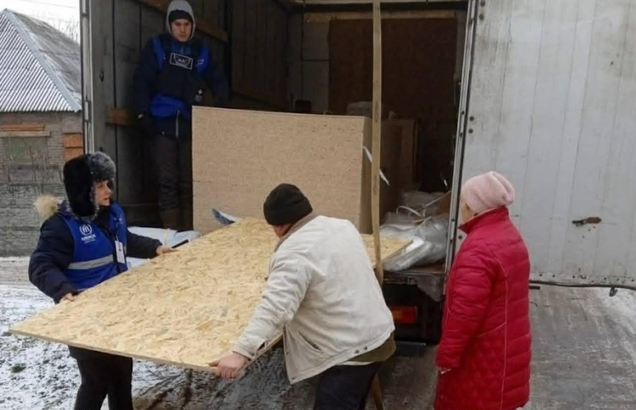 <em>Жителі Краматорська отримують матеріали для швидкого ремонту після нічних обстрілів. Фото: Краматорська МВА</em>