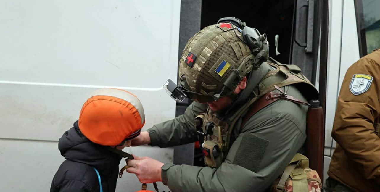 Хотіли завезти дитину таксі в коробці: у поліції розповіли про спроби родин з дітьми повернутися у фронтові населені пункти Донеччини