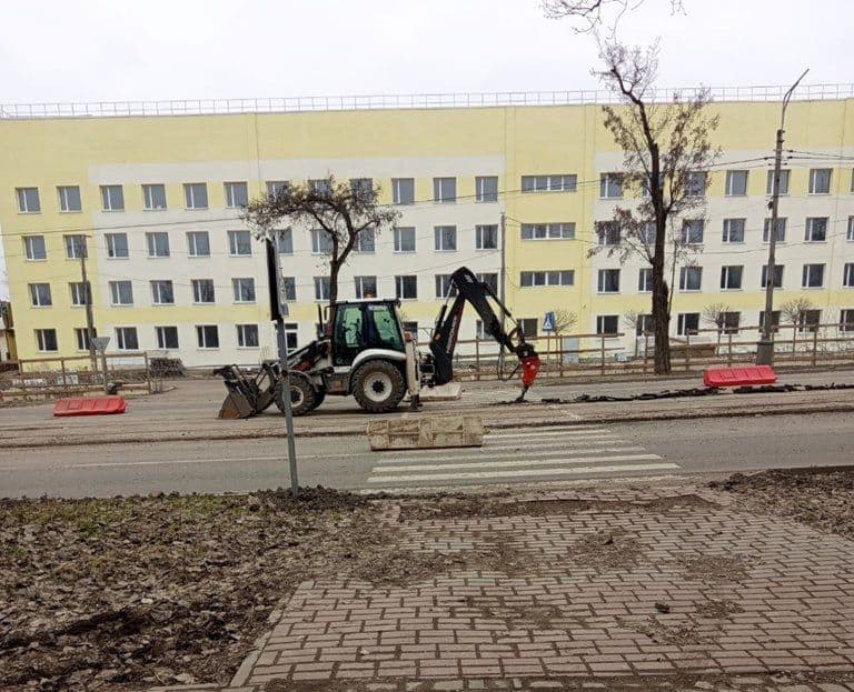 В окупованому Маріуполі загарбники демонтували трамвайні колії через дефіцит електроенергії (фото)