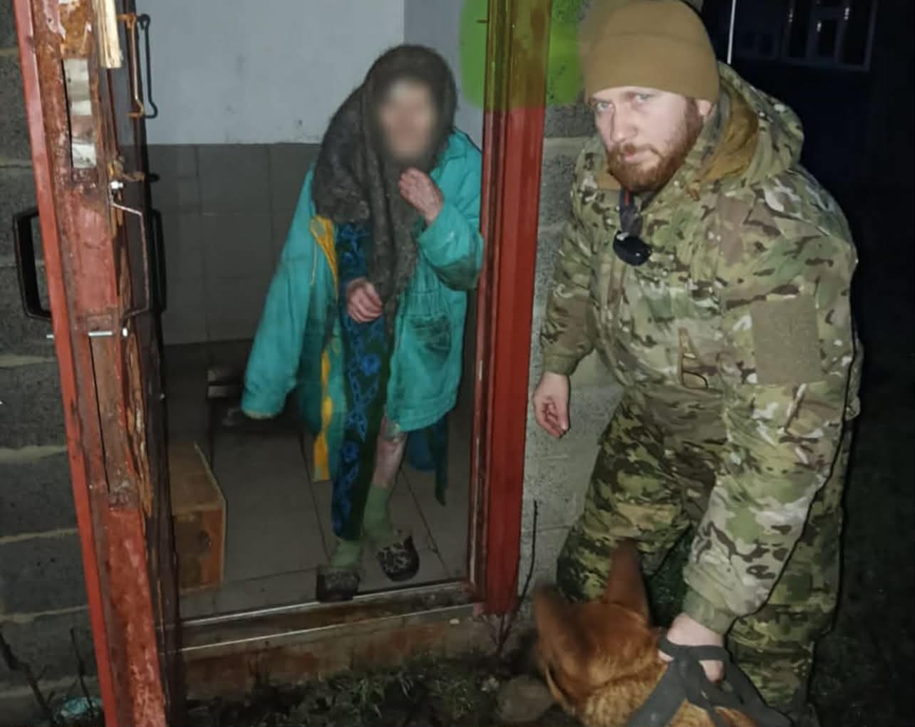 <em>На Донеччині поліцейські за допомогою службового собаки розшукали зниклу жінку. Фото: поліції</em>