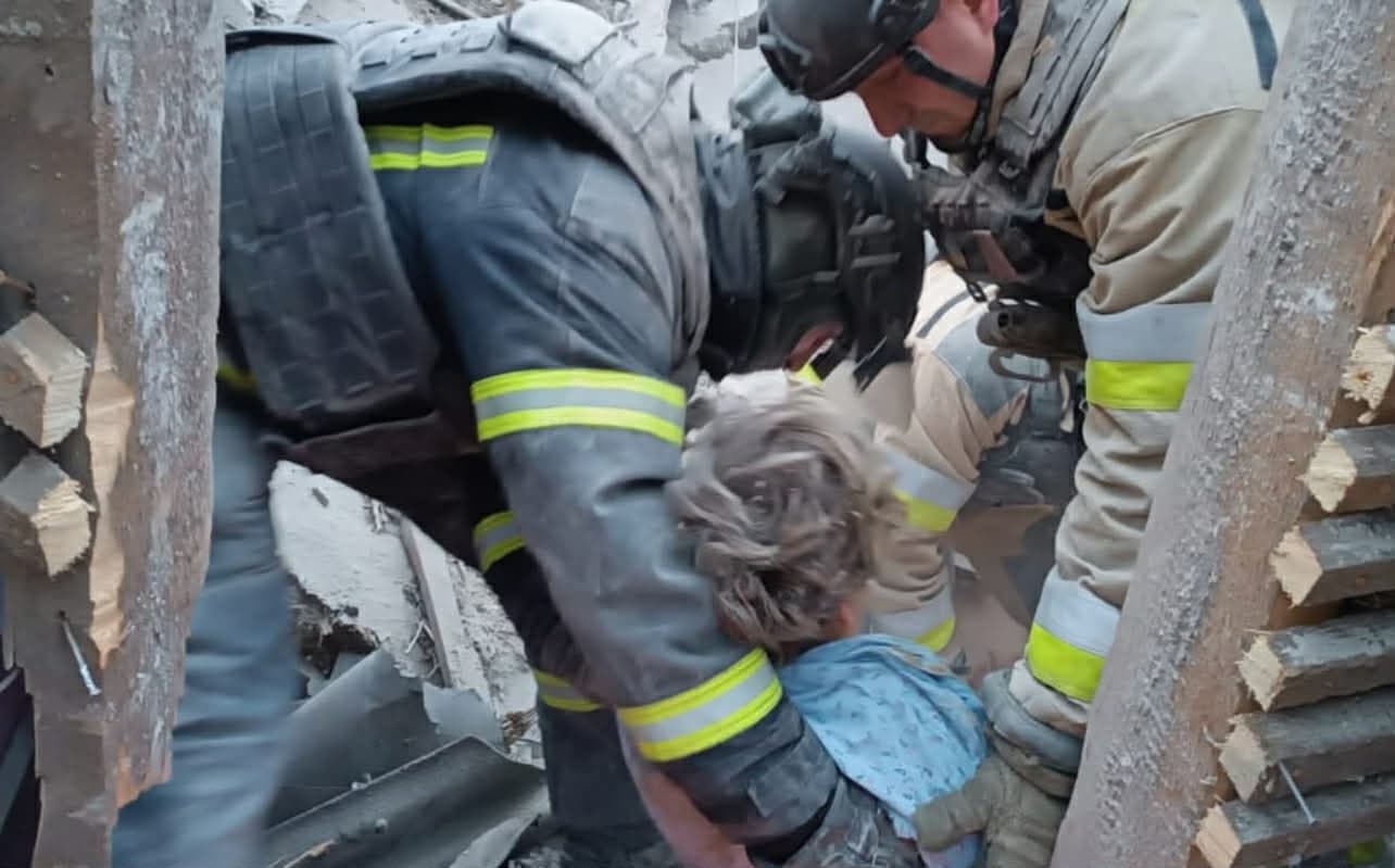 У Дружківці після авіаудару надзвичайники дістали з-під завалів жінку