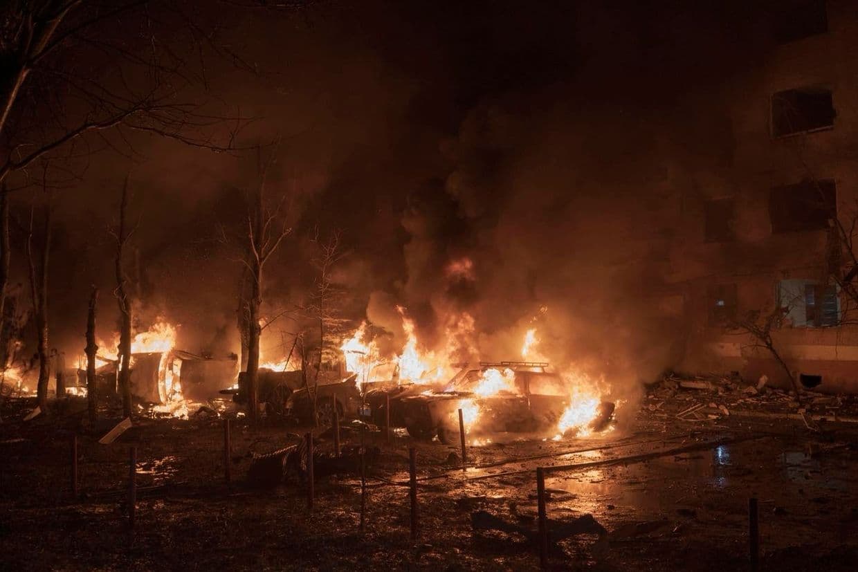 <em>У Краматорську внаслідок обстрілу горіли квартири на 9-ти поверхового житлового будинку. Фото: ДСНС</em>