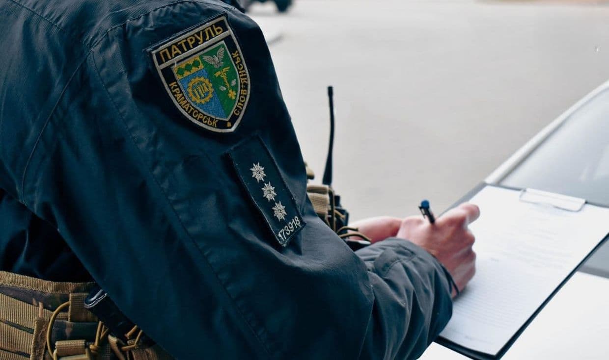 Патрульный выписывает протокол. Фото: Патрульная полиция Краматорска и Славянска