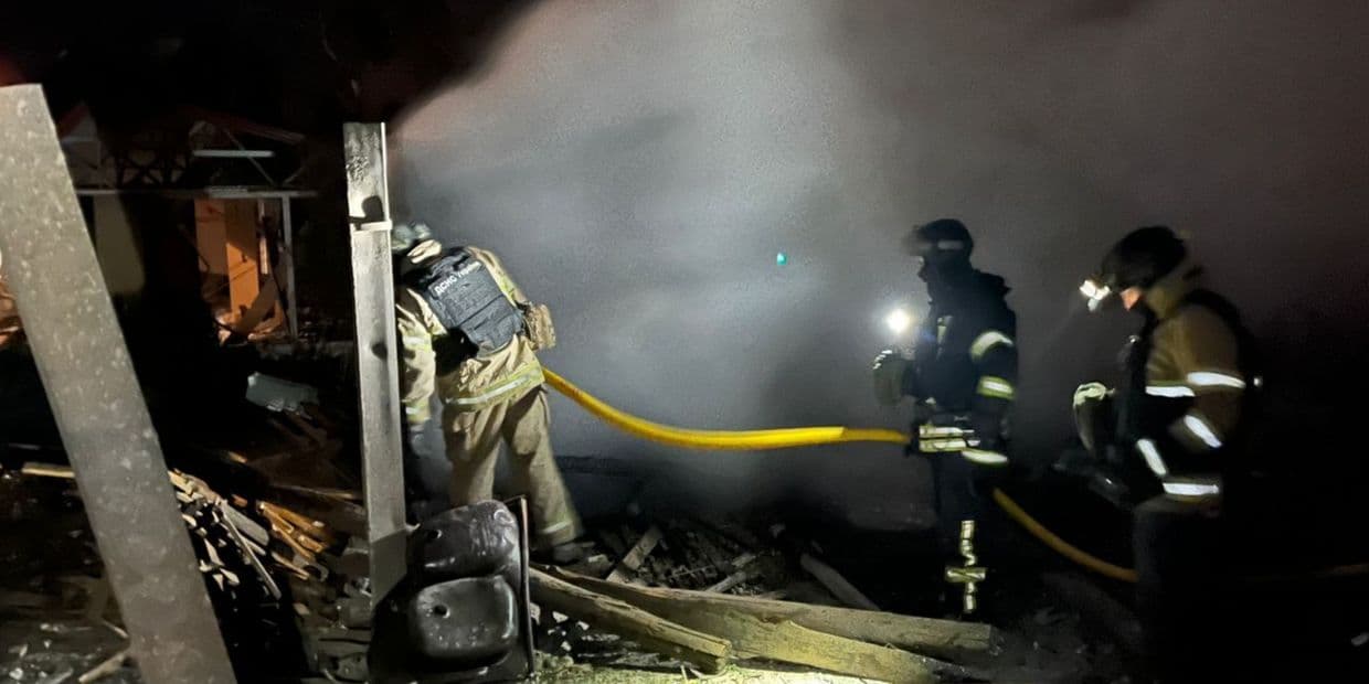 Огнеборцы потушили пожары в Каматорске и Славянске, возникшие в результате российских дроновых ударов (фото)