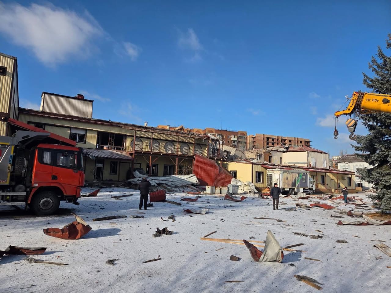 В результате вражеского обстрела в Славянске есть погибшая и раненая: повреждены многоэтажки и отделение Новой почты