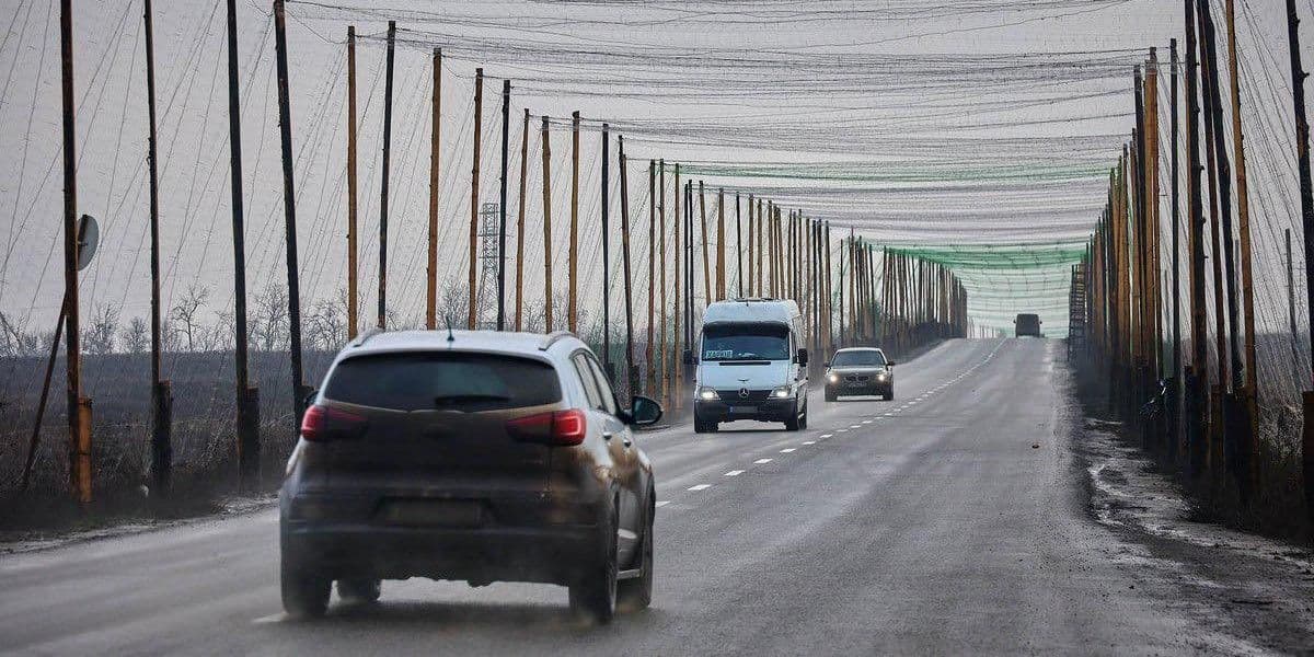 Дорога с антидроновой сеткой. Фото: Facebook/Вадим Лях