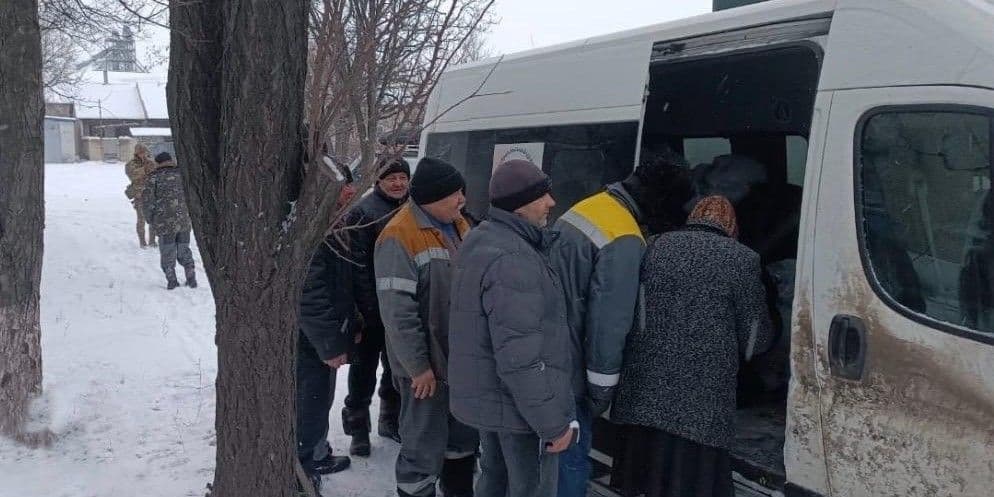 Жителям Святогоровского старостата выдали гуманитарные овощные наборы, февраль 2026 года. Фото: Добропольская ГВА