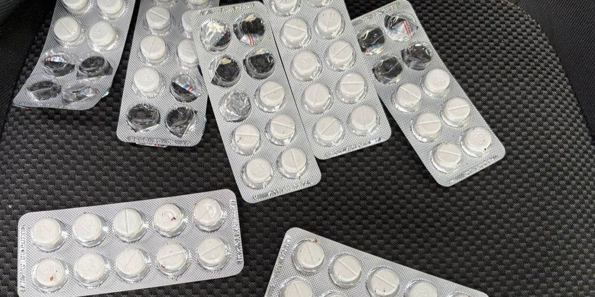 У Краматорську чоловік хотів втекти від патрульних: у нього були таблетки, ймовірно наркотичні