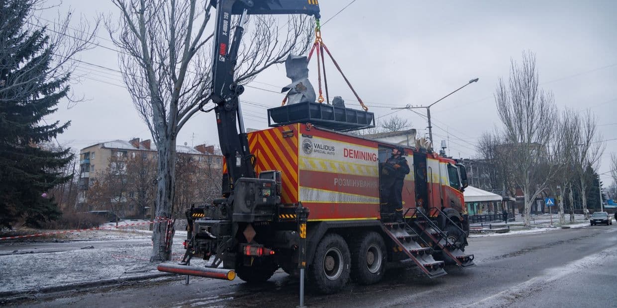 Вилучення залишків авіаційної бомби ОДАБ-1500 після удару по Краматорську, лютий 2026 року. Фото: ДСНС Донеччини