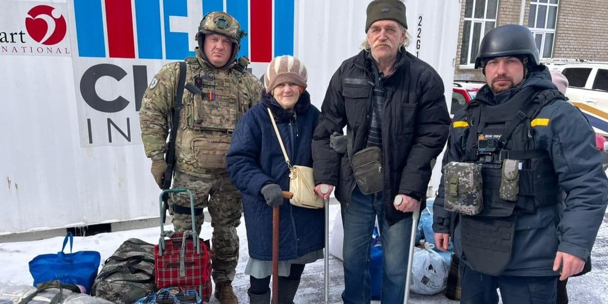 Рятувальники продовжують вивозити з прифронтової Дружківки людей, маломобільних — виносять на руках (фото, відео)