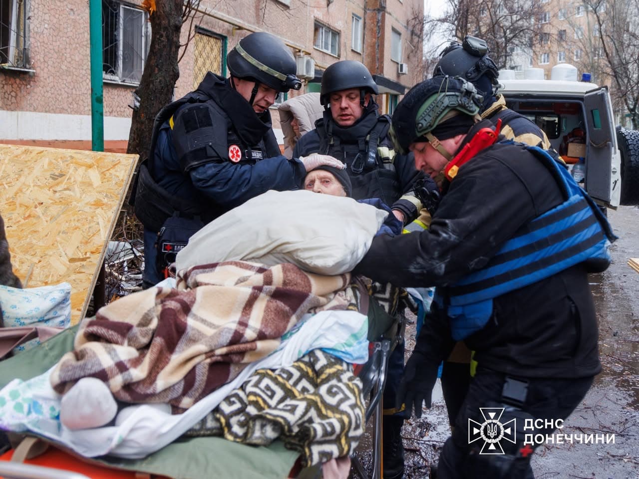 <em>У Краматорську рятувальники надають допомогу людям після ворожого авіаудару. Фото: ГСЧС</em>