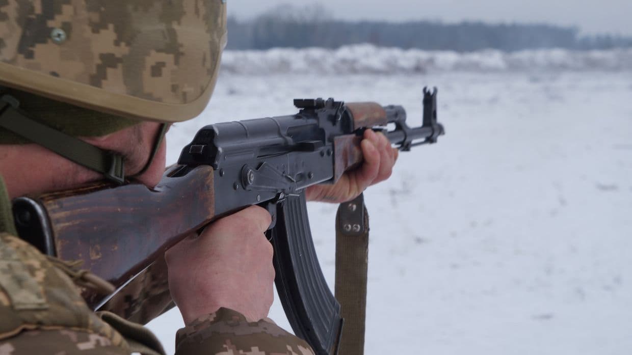 Украинский защитник с автоматом. Фото: ГВ "Восток"