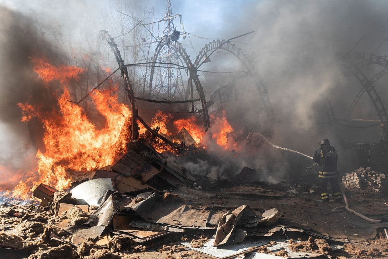 У ДСНС показали, як ліквідовували наслідки російської бомбового удару по Слов'янську 10 лютого (фото, відео)